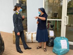Donati alla Caritas capi e accessori di abbigliamento sequestrati