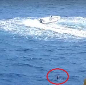 Elba: cade in mare dalla barca, il traghetto si ferma per soccorrerlo (Video)