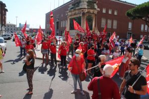 I lavoratori delle mense e delle pulizie scolastiche hanno manifestato davanti alla Prefettura