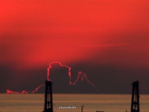 Lampi al tramonto, no giochi di luce di nubi retroilluminate dal sole