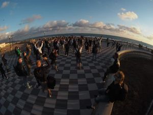 Scatto al tramonto, alcune immagini del flashmob alla Terrazza Mascagni