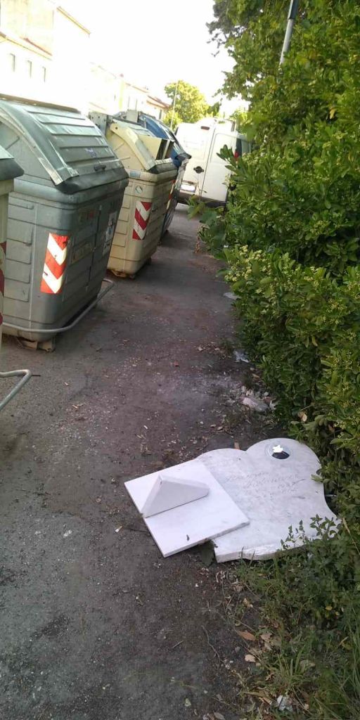 Stagno, lapide abbandonata al cassonetto