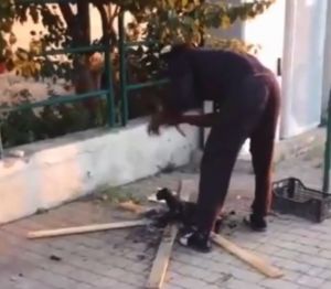 Stazione di Campiglia, uomo di colore cucina un gatto sul falò