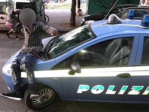 Foto derisoria sull'auto della Polizia, cittadino della Costa d'Avorio identificato e accompagnato al Cie