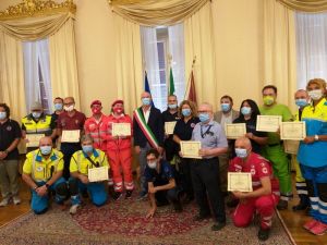 Salvetti ha consegnato una targa di ringraziamento alle associazioni di volontariato di Protezione Civile