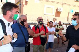 Sicurezza in zona piazza dei Mille, cittadini in strada con Romiti raccontano la situazione