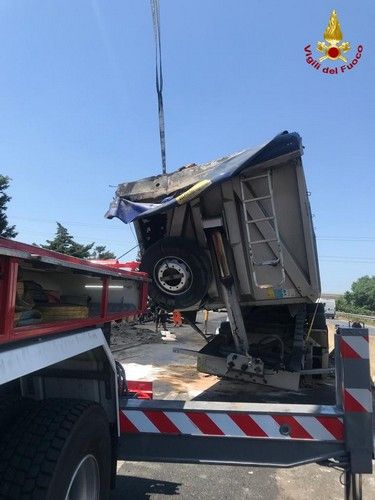 riotorto camion ribaltato