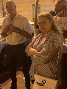 Amadio (FdI) tra i cittadini al punto di ascolto notturno in piazza Barriera Garibaldi