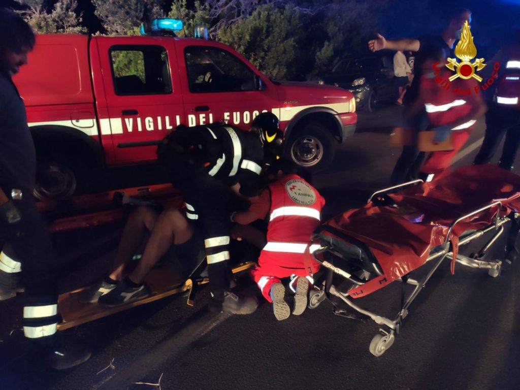 Cade dal guardrail, 18enne finisce nel dirupo