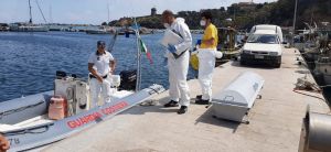 Capraia, ritrovato in mare il corpo di un uomo, indagano i carabinieri