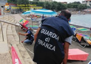 Castiglioncello, tratto di spiaggia libera diventa di fatto stabilimento balneare privato ed abusivo