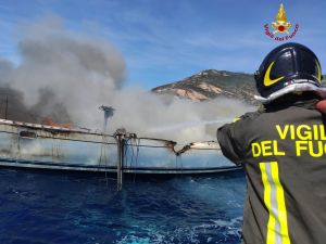 Elba, a fuoco barca a vela con 10 persone al bordo