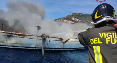 Elba, a fuoco barca a vela con 10 persone al bordo (2)
