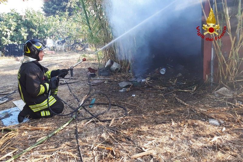 Incendio ad Antignano lungo la ferrovia, treni bloccati