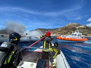Isola d'Elba incendio barca a vela, l'intervento della Guardia Costiera