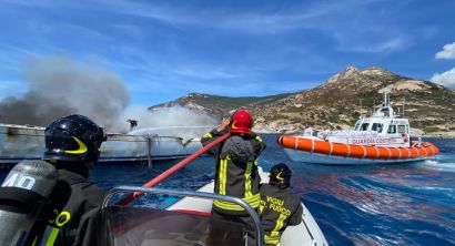 Isola d’Elba incendio barca a vela, l’intervento della Guardia Costiera (7)