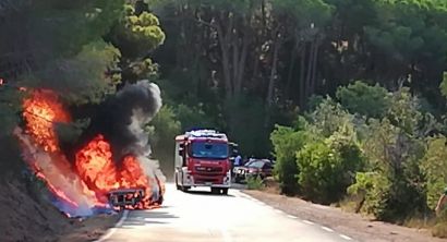 Isola d’Elba, si incendia auto, a fuoco il bosco limitrofo (a)