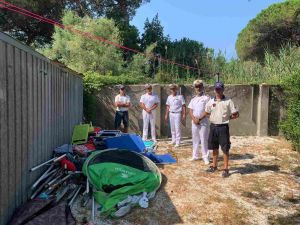 Liberati 600 mq di spiaggia libera da attrezzature lasciate per accaparrarsi il posto