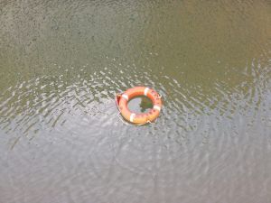 Mani tese spuntano fuori dall'aqua in Venezia. E' una installazione sui migranti