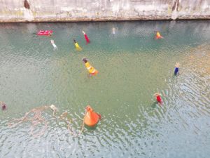 Mani tese spuntano fuori dall'aqua in Venezia. E' una installazione sui migranti