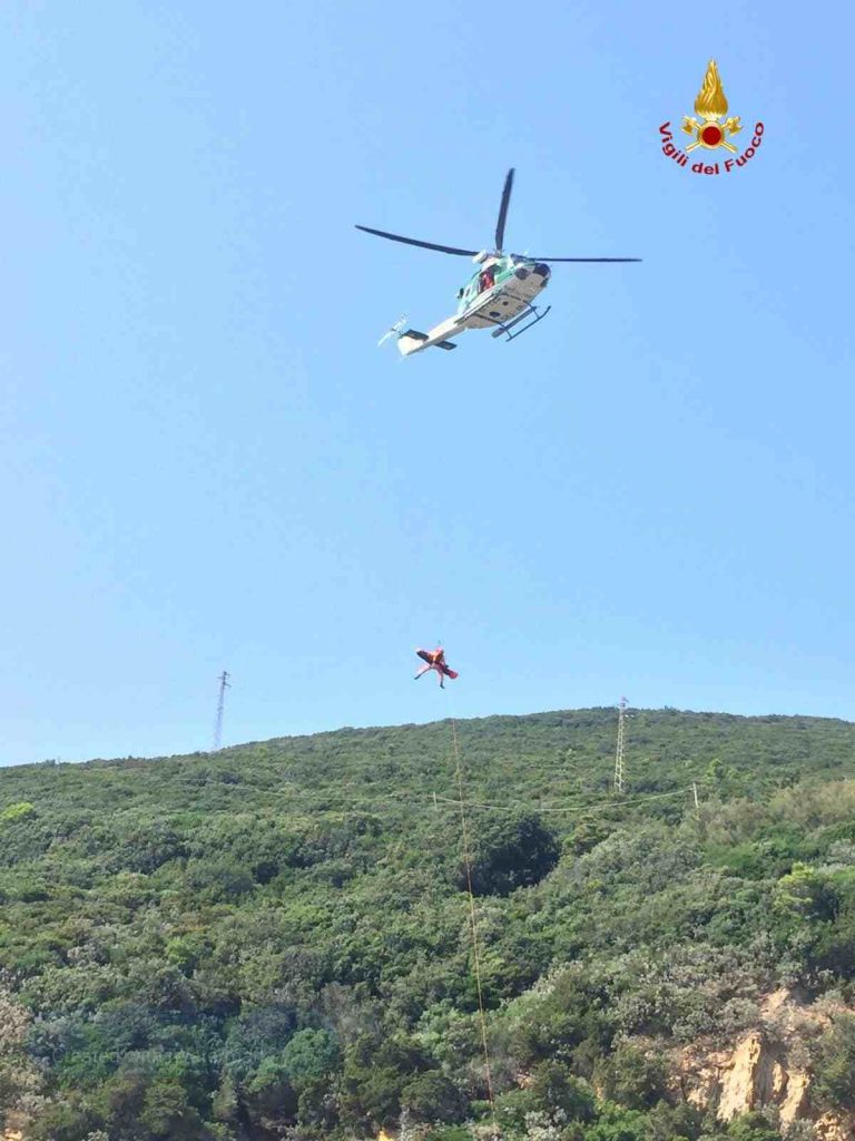 Romito cade sugli scogli, viene soccorso da elicottero, sommozzatori e squadra Saf