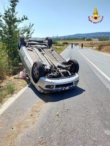 Rosignano, auto si ribalta sull'Emilia