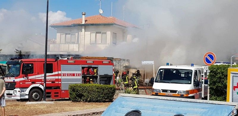 Rosignano, in fiamme ristorante sul lungomare