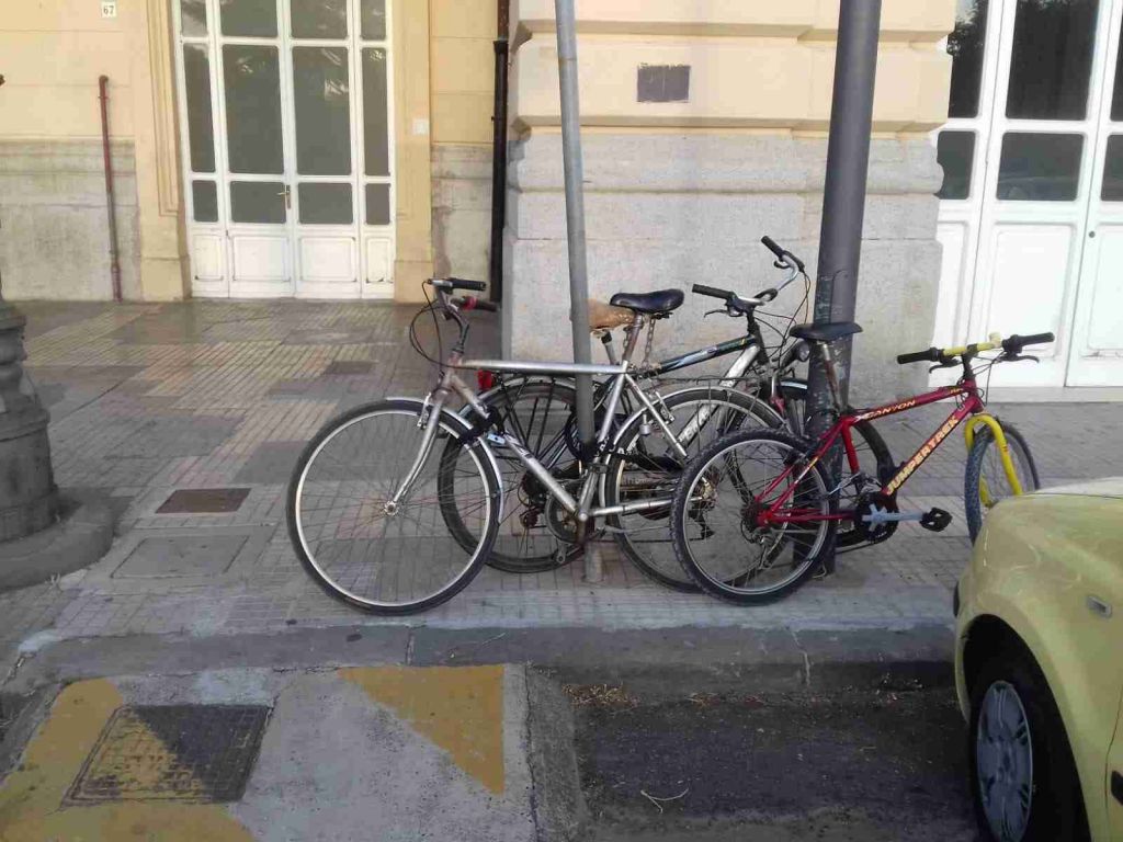 Stazione, parcheggio disabili off-limits tra ciclisti incivili e decisioni di tecnici incomprensibili