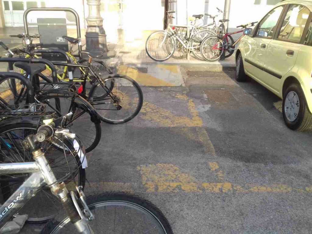 Stazione, parcheggio disabili off-limits tra ciclisti incivili e decisioni di tecnici incomprensibili