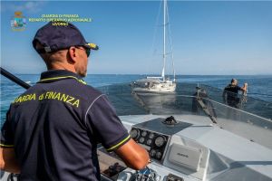 Sequestrata imbarcazione usata per attività commerciali e battente "fittiziamente" bandiera olandese