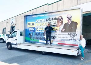 Imbrattato nella notte il camion vela elettorale dei candidati leghisti