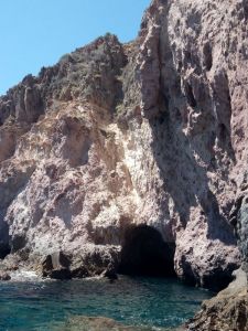 La grotta della Foca Monaca a Capraia