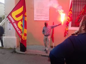 Lavoratore e sindacalista USB rischia il licenziamento, la protesta davanti al Comune