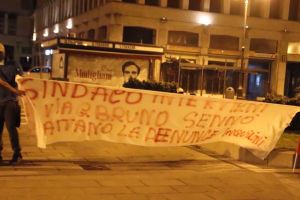 Protesta notturna dei residenti di via Giordano Bruno