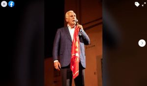 Regionali, Giani sul palco con la bandiera del PCI, Barzanti: "Ti capiamo perché non hai valori, ma ti diffidiamo a rifarlo"