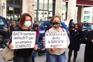 Caos Tamponi e scuola, le mamme in pizza davanti al Comune