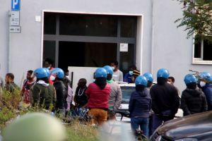 Forze dell'ordine "circondano"centro migranti in Venezia