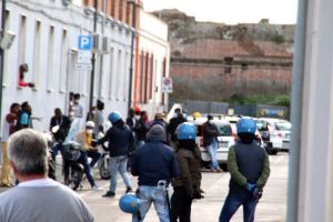 Forze dell'ordine "circondano"centro migranti in Venezia
