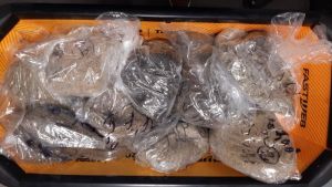 Furto di sabbia elbana beccati turisti spagnoli, ne avevano 13 chili in valigia