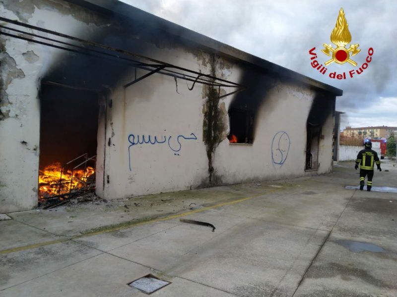 Incendio a Torretta nell’ex deposito ferroviario