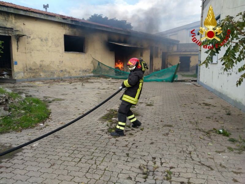 Incendio a Torretta nell’ex deposito ferroviario