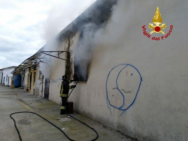 Incendio a Torretta nell’ex deposito ferroviario