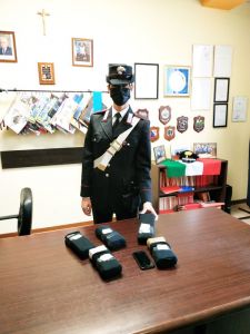 Nasconde 2,7 chili di eroina nel cruscotto della Mercedes, arrestato dai carabinieri