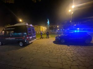 carabinieri piazza garibaldi notte