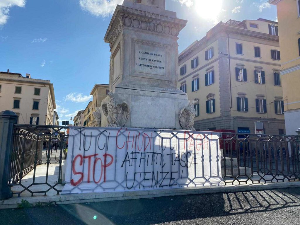 chiusure covid, striscioni di protesta 