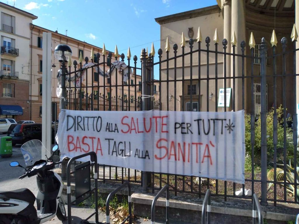 chiusure covid, striscioni di protesta 