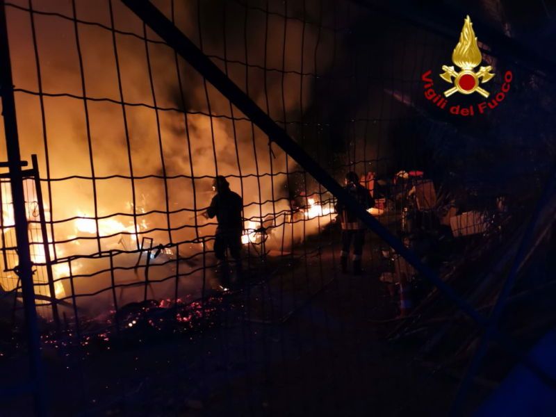 incendio stagno viadotto a12