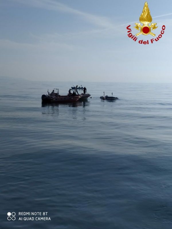 I sommozzatori dei vigili del fuoco di Livorno recuperano peschereccio inabissato