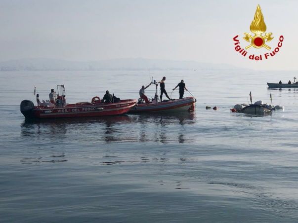 I sommozzatori dei vigili del fuoco di Livorno recuperano peschereccio inabissato