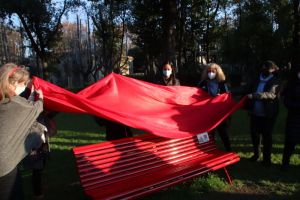 Inaugurata una panchina rossa contro la violenza sulle donne